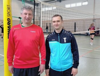 Wiedersehen an der Seitenlinie - Bekannte aus früheren Tagen: Sven-Uwe Kusche aus Hainichen trainiert die Volleyballerinnen des SV Harthau II, Tilo Gerstenberger die zweite Milkauer Mannschaft. 