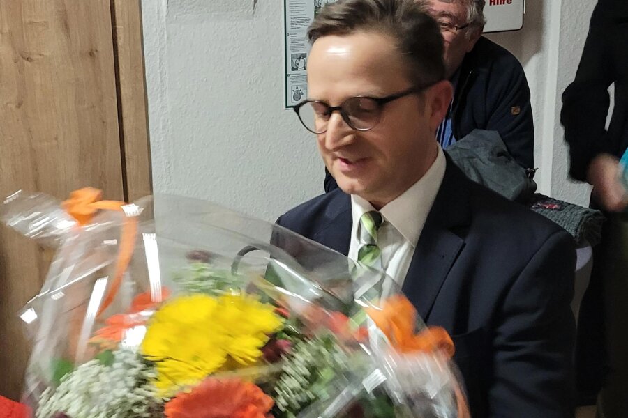 Wiederwahl: Tino Obst bleibt Bürgermeister von Lichtentanne - Blumen für den neuen und bisherigen Bürgermeister Tino Obst.