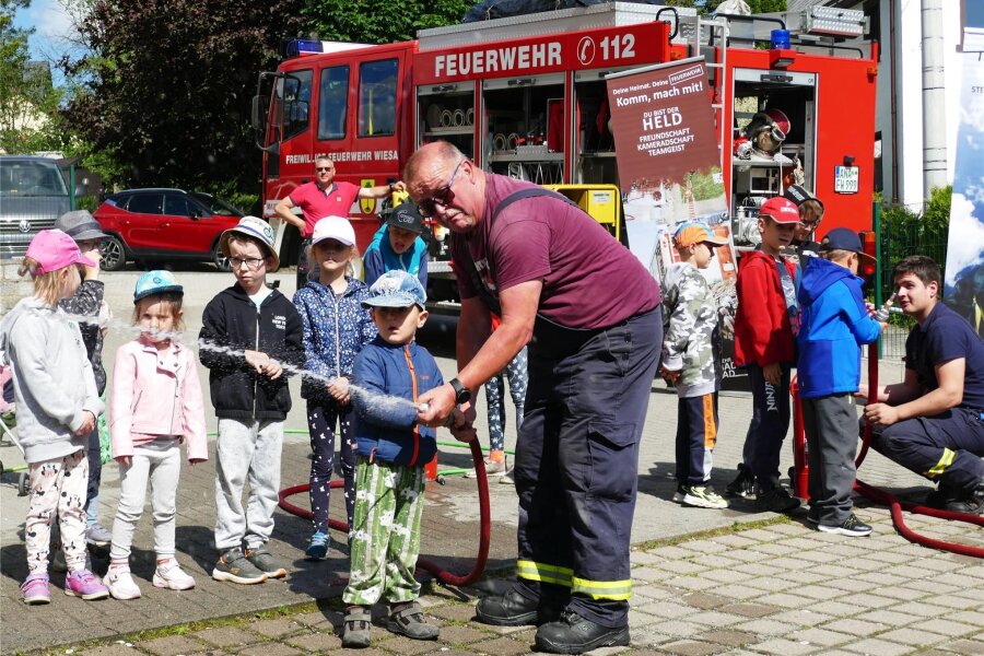 Wiesaer Kinder werden für einen Vormittag zu Rettern - Unter Anleitung von Feuerwehrmann Uwe Frenzel durften sich alle Kinder an der Löschspritze ausprobieren.