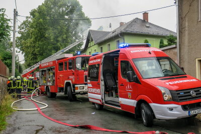 Wiesenburg: Dachstuhlbrand in Mehrfamilienhaus - Durch die Löscharbeiten im Inneren des Dachstuhles konnte ein größerer Schaden verhindert werden.
