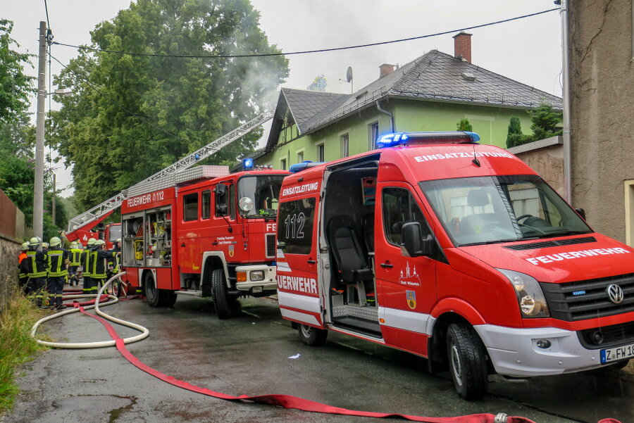 Wiesenburg: Dachstuhlbrand in Mehrfamilienhaus - Durch die Löscharbeiten im Inneren des Dachstuhles konnte ein größerer Schaden verhindert werden.