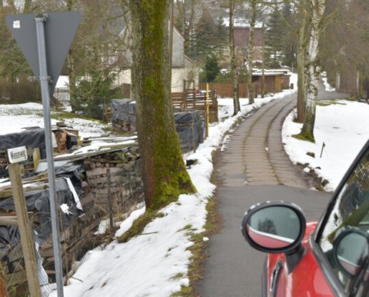 Wiesenweg in Großhartmannsdorf: Nach fünf Jahren wird jetzt gebaut - Seit 2017 ist die Rede davon, dass der Wiesenweg in Obersaida saniert werden soll. Dieses Jahr soll es endlich werden, auch wenn es schlussendlich keine Fördermittel dafür gibt. 