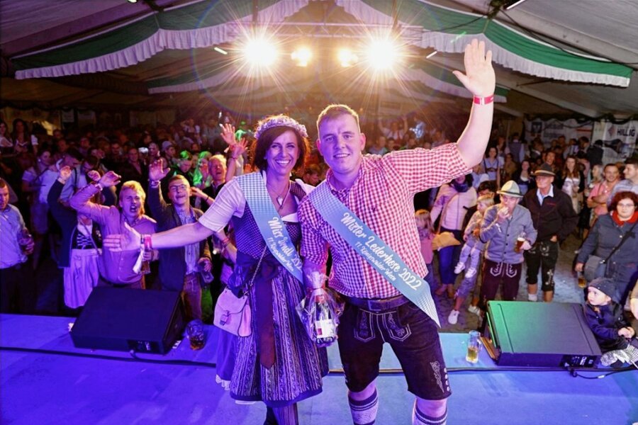 Während der 11. Königswalder Wiesn ist Susann Hachenberger aus Crottendorf vom Publikum zur Miss Dirndl 2022 gewählt worden. Christian Tippmann aus Steinbach sicherte sich den Titel Mister Lederhose 2022. 