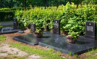 Wieso aus fünf Kriegsgräbern vier werden - Die neu gestalteten Gräber der gefallenen Falkenauer auf dem örtlichen Friedhof. 