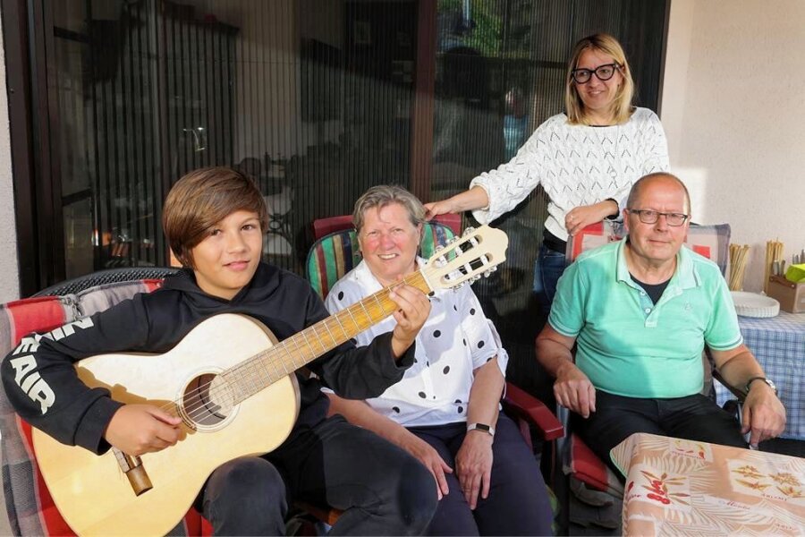 Wieso beim Bundeswettbewerb "Jugend musiziert" in Zwickau auch Kinder aus Italien teilnehmen - Familie Schrank aus Reinholdshain mit ihrem italienischen Enkel Filippo. Zehn weitere Schüler aus Rom und deren Lehrer luden sie zu sich nach Hause ein. Die jungen Talente treten bei "Jugend musiziert" auf. 