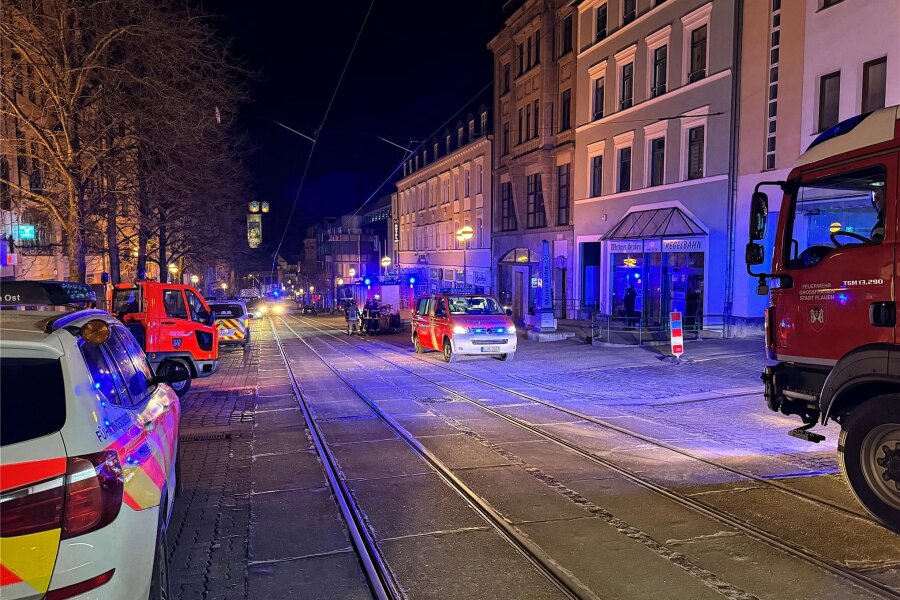 Wieso das Hotel Alexandra in Plauen evakuiert werden musste - Wegen einer vermeintlichen Rauchentwicklung im Saunabereich wurde Montagabend das Hotel Alexandra evakuiert. Foto: Florian Wißgott