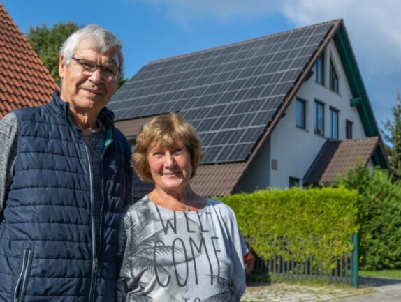 Wieviel die Energiewende eine Familie im Vogtland kostet - Die Adresse ist Programm: Barbara und Wolfgang Oehlmann leben "An der Sonnentrasse". Die Familie baute sich eine Photovoltaik-Anlage mit Speichern ins Haus, um unabhängiger vom Energiemarkt zu sein. 