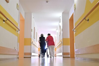 Wieviel Heimplätze sind notwendig? Vier Fakten zur Pflege in Chemnitz - Im Seniorenpflegeheim „Marie-Juchacz-Haus" an der Max-Saupe-Straße 43 leben derzeit über 100 Bewohner. Es gibt 47 Einzelzimmer und 24 Doppelzimmer.