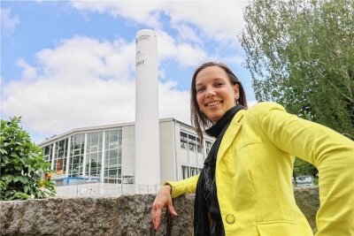 Wieviel Wasserstoff steckt schon in Chemnitz? - Michelle Vinke ist Projektleiterin im Verein HZWO, der verschiedene Initiativen der Wasserstoff-Forschung an einen Tisch bringt. Für das Foto steht sie vor dem Wasserstofftank der TU Chemnitz. 