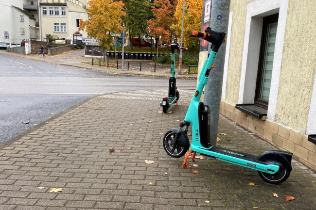 An der Waldheimer Straße in Mittweida standen zwei Roller mitten auf dem Fußweg.