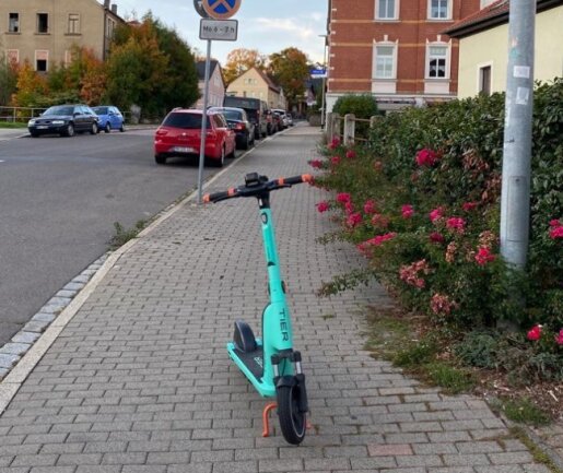 Auch auf dem Fußweg an der Leißniger Straße in Mittweida hat die "Freie Presse" einen falsch geparkten Roller gesehen.