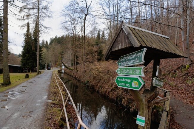 Wildbachweg im Preßnitztal soll keine Privatsache mehr sein - Die Schilder belegen, wie wichtig der Wildbachweg aus touristischer Sicht ist. Zudem bildet er die einzige Zufahrt zum Gelände der Raststätte "Am Wildbach" und zur Gaststätte (h.), etwa für Lieferverkehr.