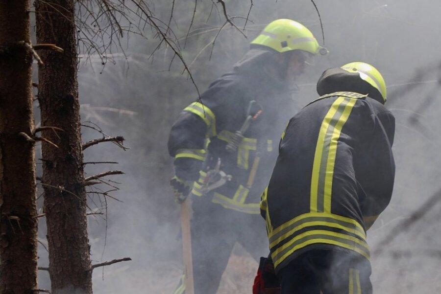 Wildcamper? Zwischen Flöha und Erdmannsdorf brennt der Wald - Kameraden der Feuerwehr Erdmannsdorf löschen den Brandherd. 