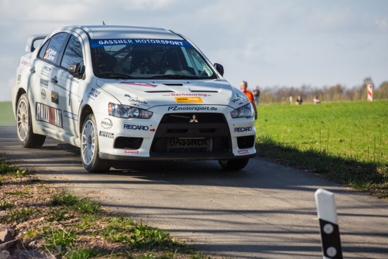 Wilde Hatz birgt Freud und Leid - Ruben und Petra Zeltner aus Lichtenstein in ihrem Mitsubishi Evo 10 bei der Wertungsprüfung in Oberdorf. Das Ehepaar gewann die Rallye zum neunten Mal.