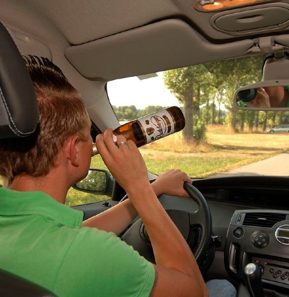 Wilde Raserei regt Anwohner auf - 
              <p class="artikelinhalt">Gerade im Sommer gibt es nach Angaben der Polizei in der Region mehrere Treffpunkte jugendlicher Autofahrer. Doch wenn am Steuer Bier getrunken wird, kann es gefährlich werden. </p>
            