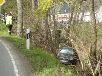 Wildenfels: Betrunkener Audi-Fahrer landet schwer verletzt im Bach - 
