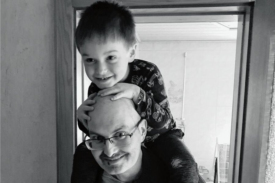 Wildenfels: Familienvater hat Kampf gegen Krebs verloren - Ralf Jacob mit seinem Sohn, den er aufwachsen sehen wollte. Der Familienvater starb in der Nacht zum Montag. 