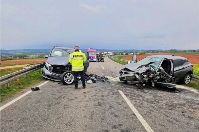 Wildenfels: S 286 nach Unfall über zwei Stunden voll gesperrt - Der Sachschaden wird nach dem Unfall auf rund 50.000 Euro beziffert. 