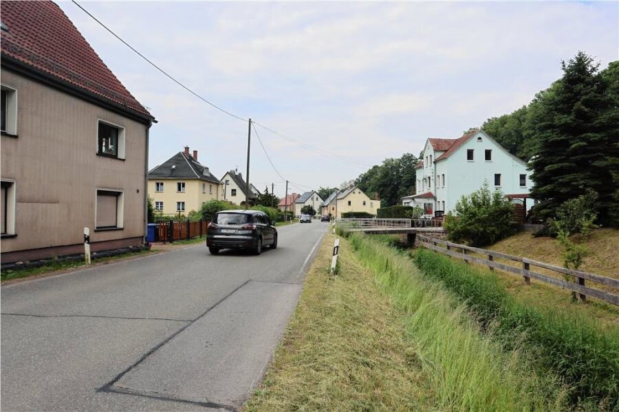 Wildenfels: Stadt prüft Möglichkeit von Rad- und Gehweg im Ortsteil Schönau - Aktuell soll geprüft werden, ob annähernd parallel zur Straße durch Schönau ein Rad-/Gehweg angelegt werden kann. 
