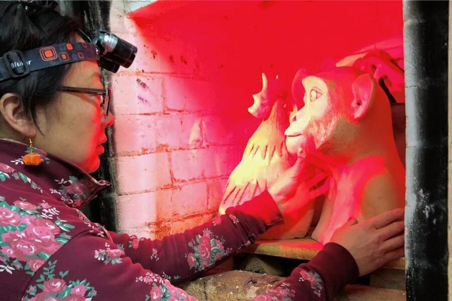 Wildenfels: Terrakottaplastiken und Aktfotografien im Schloss zu sehen - Jiang Bian Harbort beim Brennen ihrer Terrakottaplastiken, die sie in Wildenfels ausstellt.