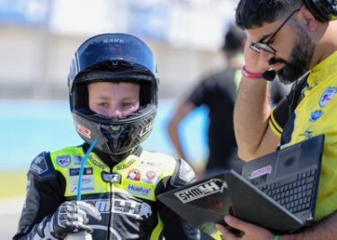 Wildenfelser wagt nächsten Schritt in Spanien - Mika Siebdrath bekommt von seinem Techniker die letzten Infos vor dem Saisonauftakt in Jerez.