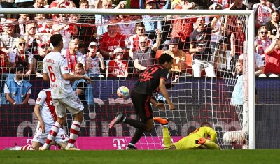 Jamal Musiala (2. v. r.) trifft zum 2:1 für den FC Bayern München - das Tor zur Meisterschaft.