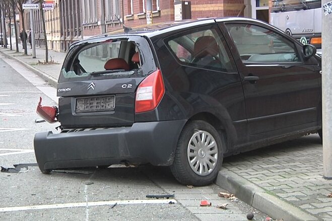 Bei einer Verfolgungsjagd im Zwickauer Land sind am Montag mehrere Fahrzeuge beschädigt worden.