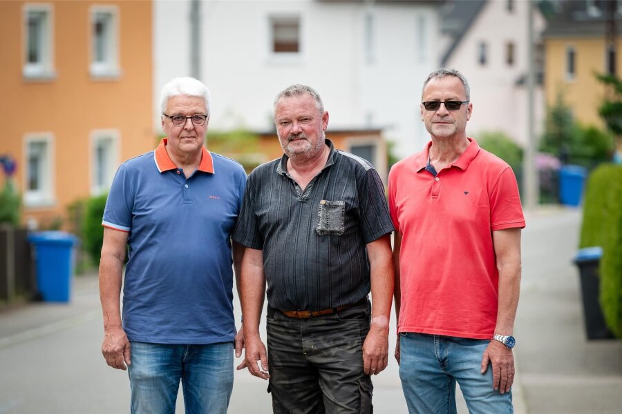 Wilkau-Haßlau: Anwohner kämpfen gegen Temposünder auf der Sandbergstraße - Steffen Schumann, Ulf Wutzler und Lutz Beier (von links) setzen sich seit Jahren für die Einhaltung des Tempolimits auf der Sandbergstraße ein. Jetzt fordern sie konkrete Maßnahmen.
