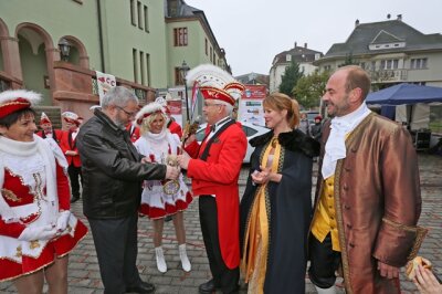 Wilkau-Haßlau: Carnevalsverein entert Rathaus - Das Prinzenpaar Micha I. (rechts) und Anne I. (daneben) nimmt den Schlüssel für das Rathaus entgegen.