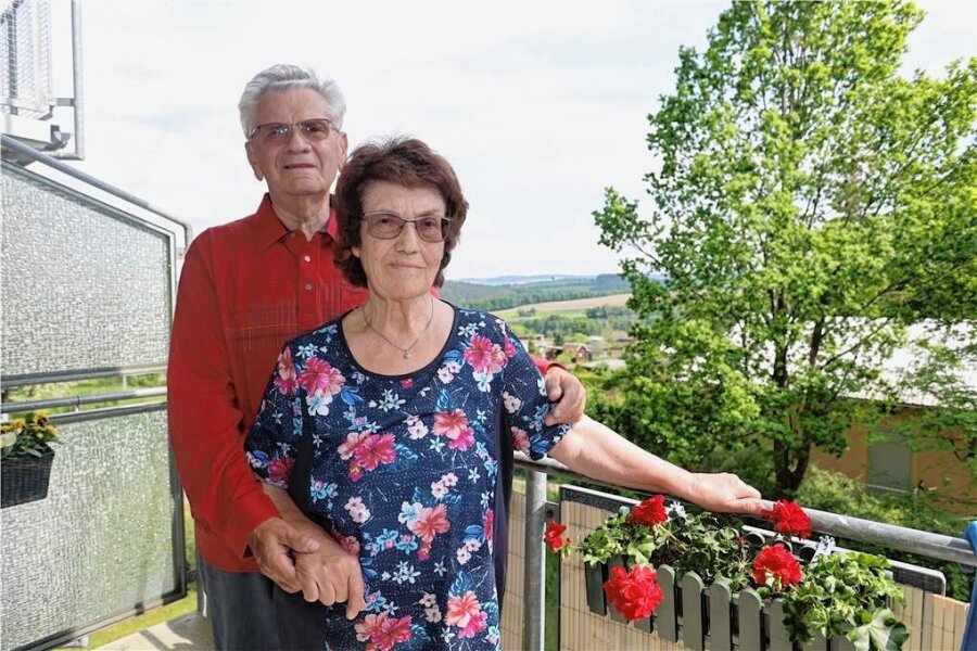 Wilkau-Haßlau: Eisernes Paar erzählt, wie gemeinsames Altwerden funktionieren kann - Vom Balkon aus haben Karin und Joachim Schubert einen tollen Blick weit hinein ins Erzgebirge. 