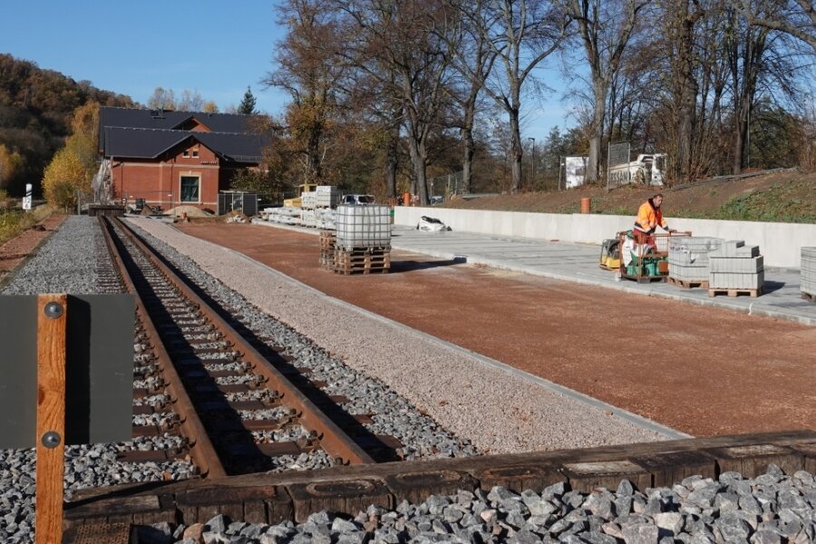 Wilkau-Haßlau erinnert an frühere Schmalspurbahn - Wo früher die Dampfloks mit ihren Zügen abfuhren, liegt heute wieder ein Schmalspurgleis am Wilkau-Haßlauer Bahnhof. 
