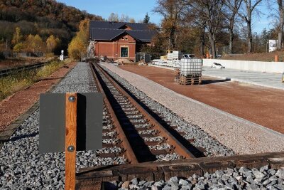 Wilkau-Haßlau erinnert an frühere Schmalspurbahn - Wo früher die Dampfloks mit ihren Zügen abfuhren, liegt heute wieder ein Schmalspurgleis am Wilkau-Haßlauer Bahnhof. 