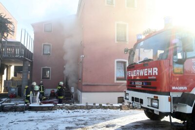 Wilkau-Haßlau: Kellerbrand auf der B93 - In diesem Wohn- und Geschäftshaus auf der Schneeberger Straße ist am Dienstagvormittag ein Brand ausgebrochen