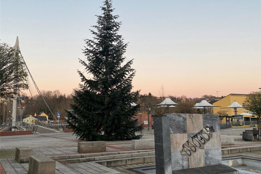 Wilkau-Haßlau sucht den Weihnachtsbaum - Den Marktplatz in Wilkau-Haßlau schmückt jedes Jahr in der Advents- und Weihnachtszeit ein beleuchteter Baum.