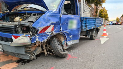 Wilkau-Haßlau: VW-Transporter-Fahrer verletzt sich bei Zusammenstoß auf der B 93 schwer - 