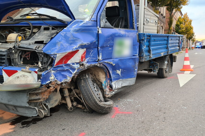Wilkau-Haßlau: VW-Transporter-Fahrer verletzt sich bei Zusammenstoß auf der B 93 schwer - 