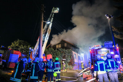 Wilkau-Haßlau: Wohnhaus steht in Flammen - 