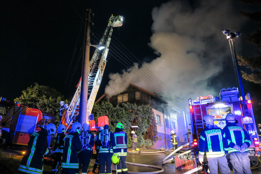 Wilkau-Haßlau: Wohnhaus steht in Flammen - 