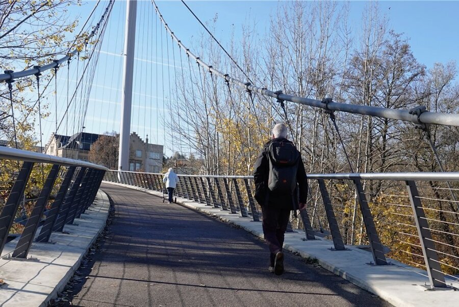 Risse auf dem Belag der Hängebrücke in Wilkau-Haßlau. 