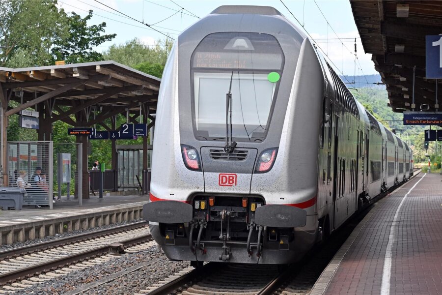 Will die Bahn Fernzüge vor allem in Ostdeutschland streichen? - Ein Intercity bei einem Halt im thüringischen Rudolstadt. Wird die Deutsche Bahn wegen stark steigender Trassenpreise ihr Angebot reduzieren?