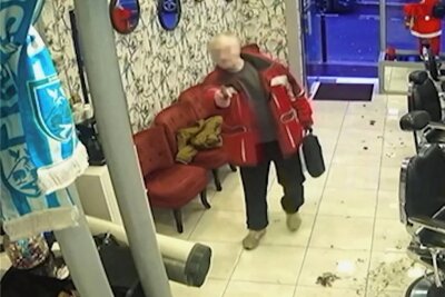 William M. - ein "simpler Rechtsextremer"? - Ein Ausschnitt aus dem Überwachungsvideo zeigt den 69-Jährigen, der in einem Friseursalon Schüsse abgegeben hat. 