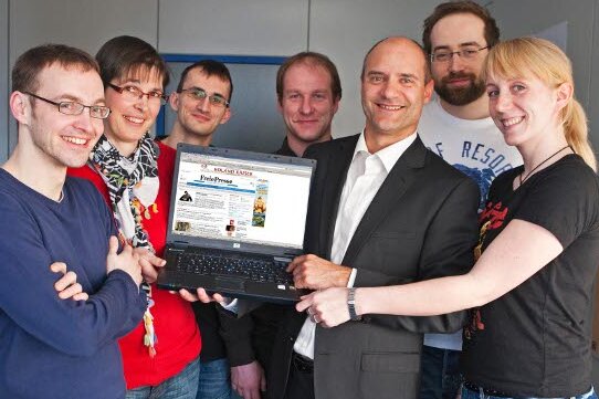 Willkommen auf der neuen Webseite der "Freien Presse" - Das Online-Team der "Freien Presse" um Leiter Thomas Boy (3.v.r.) freut sich über den neuen Webauftritt von Sachsens größter Zeitung.