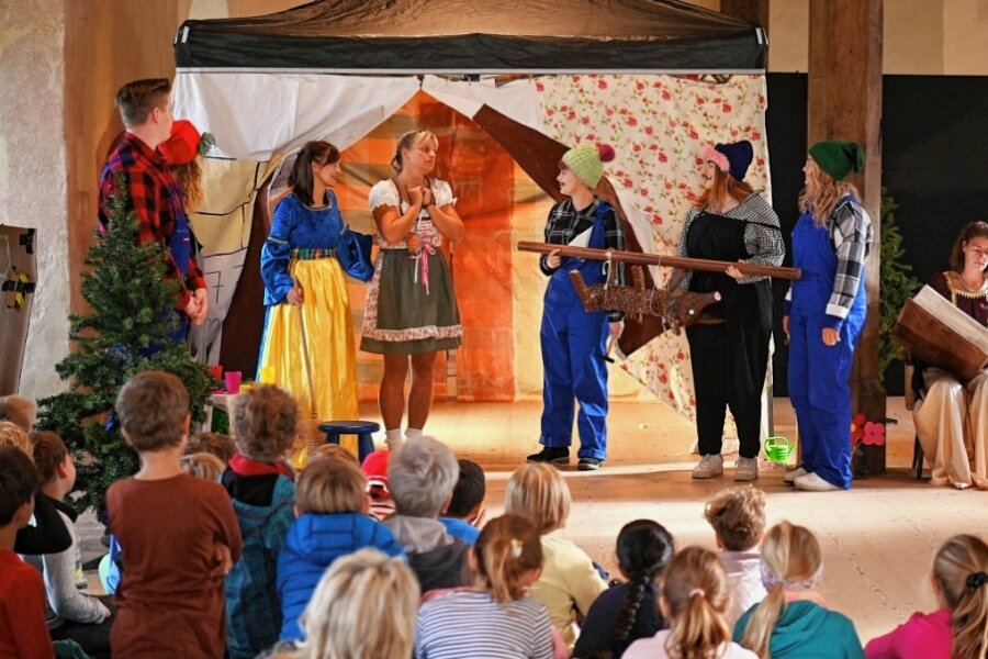 Willkommen in der Märchenwelt: Theaterstück von Schülern für Schüler 
