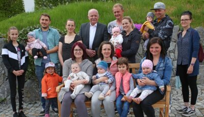Willkommen Wonneproppen - Bürgermeister Joachim Rudler (Mitte) bei seinem wahrscheinlich letzten "Babyempfang".