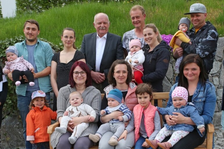 Bürgermeister Joachim Rudler (Mitte) bei seinem wahrscheinlich letzten "Babyempfang".