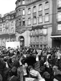 Willy Brandt am Fenster - Eine Menschenmenge hat sich am 19. März 1970 vor dem Hotel "Erfurter Hof" versammelt, um dem damaligen deutschen Bundeskanzler Willy Brandt, der sich nach minutenlangen Ovationen am Fenster zeigte, (M) zuzujubeln. Vor 50 Jahren, am 19. März 1970, kam mit Willy Brandt erstmals ein Bundeskanzler zu einem Staatsbesuch in die DDR. Mit der Visite verbanden viele Menschen Hoffnungen und zeigten dies bei dem historischen Ereignis in Erfurt.