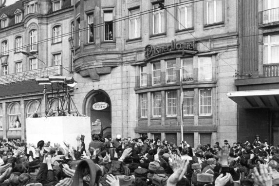 Willy Brandt am Fenster - Eine Menschenmenge hat sich am 19. März 1970 vor dem Hotel "Erfurter Hof" versammelt, um dem damaligen deutschen Bundeskanzler Willy Brandt, der sich nach minutenlangen Ovationen am Fenster zeigte, (M) zuzujubeln. Vor 50 Jahren, am 19. März 1970, kam mit Willy Brandt erstmals ein Bundeskanzler zu einem Staatsbesuch in die DDR. Mit der Visite verbanden viele Menschen Hoffnungen und zeigten dies bei dem historischen Ereignis in Erfurt.