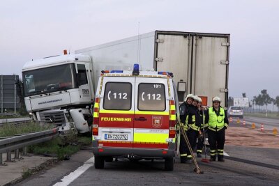 Der Unfall eines Sattelzugs hat am Montag auf der A4 zwischen Wildsdruff und Dresden für erhebliche Behinderungen gesorgt.