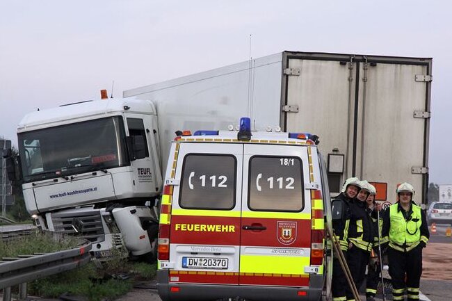 Der Unfall eines Sattelzugs hat am Montag auf der A4 zwischen Wildsdruff und Dresden für erhebliche Behinderungen gesorgt.