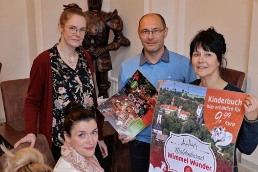 Wimmelbuch für Waldenburg - Bürgermeister Jörg Götze (Freie Wähler) hat das Buch am Donnerstagnachmittag gemeinsam mit Nadine Werner, Ina Klemm, Sandy Nagy und Yvonne Lenk (im Bild von links) präsentiert. 
